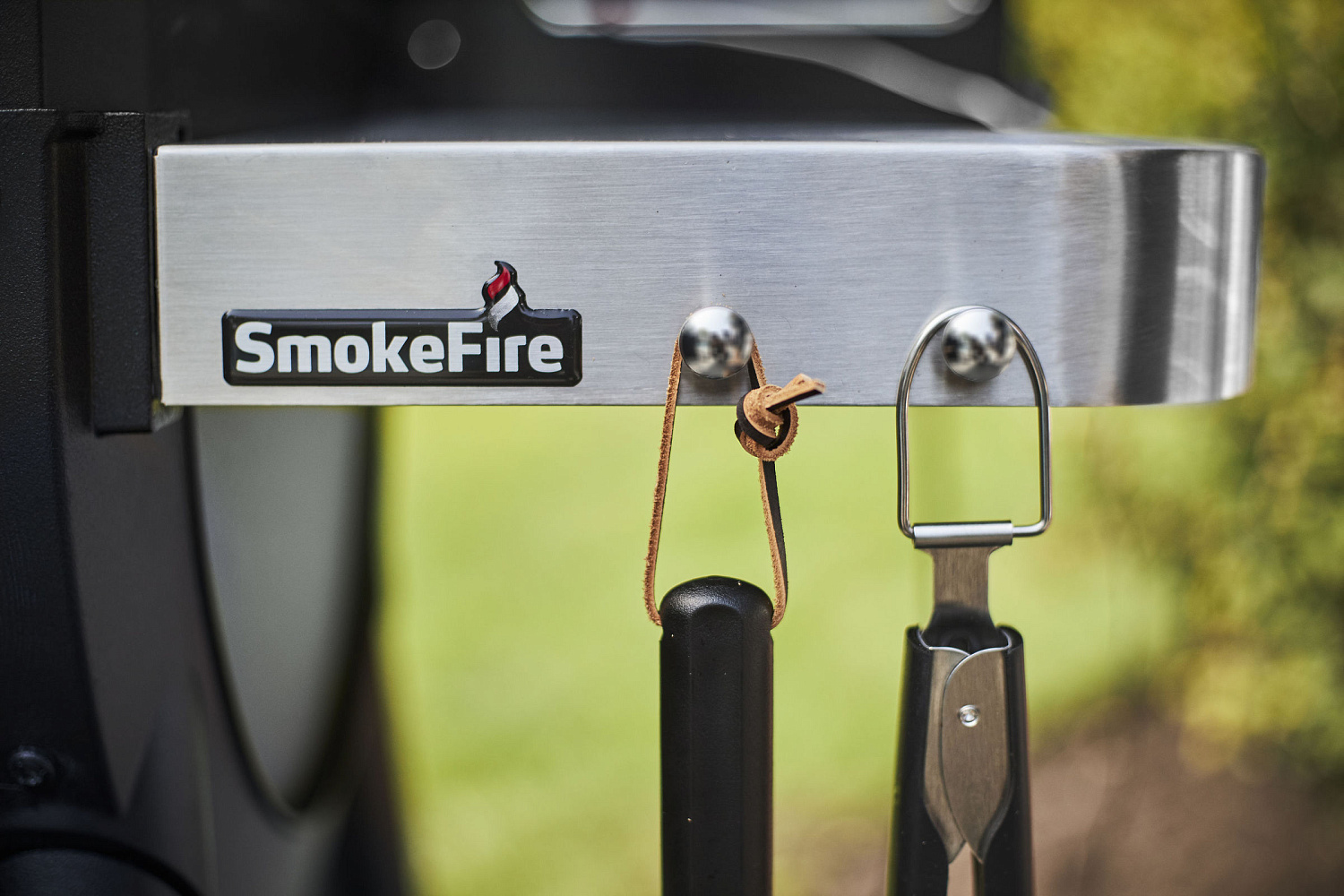 Пеллетный гриль барбекю Weber SmokeFire EX4 GBS с металлическим столиком